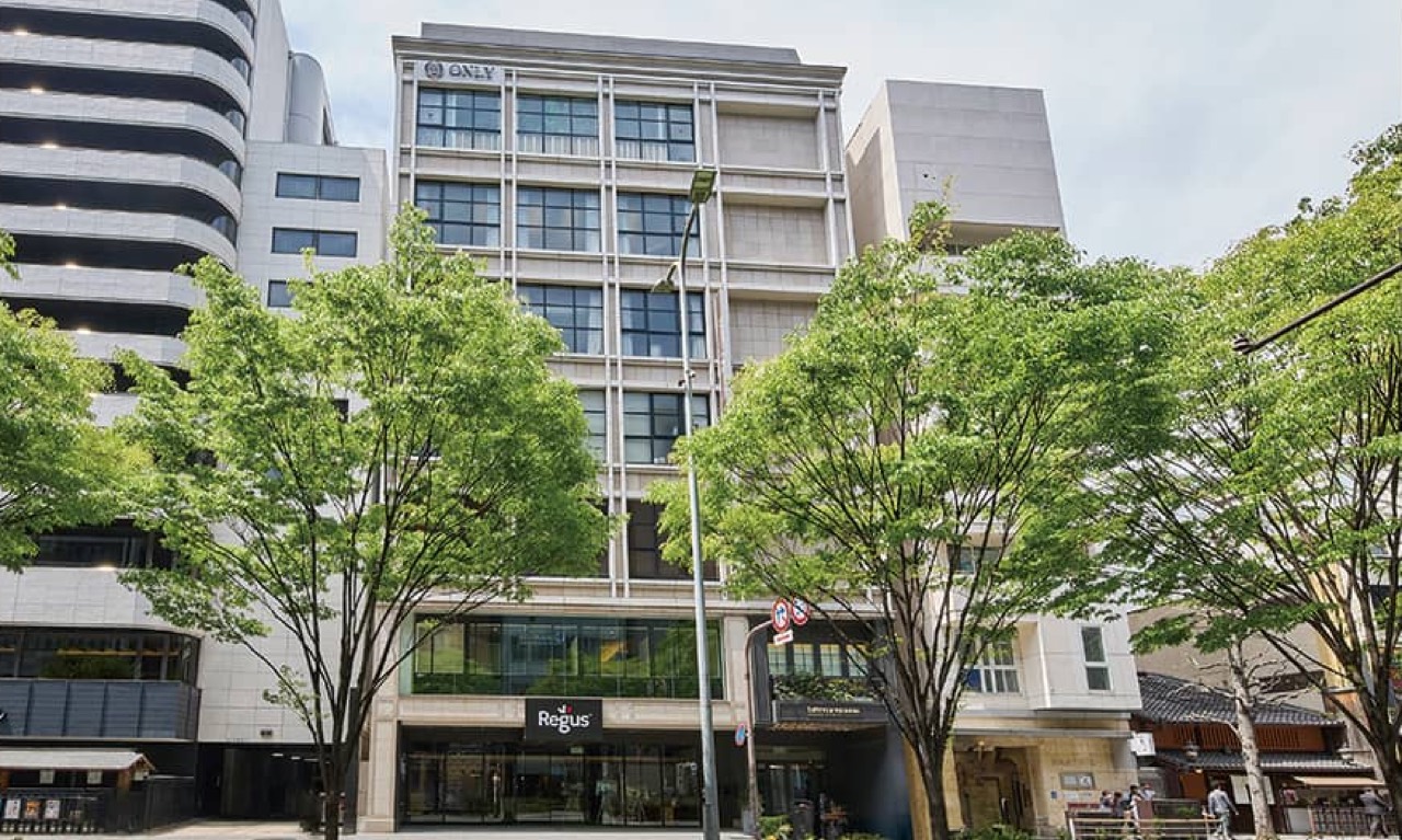 株式会社CosmoSketchが拠点を置く、京都市下京区・烏丸のオフィスビル外観